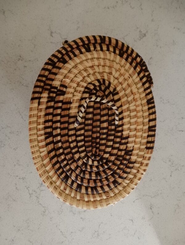 Oval basket in earthy tones - Image 2