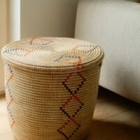 Grote opbergmand met plat deksel en ruitvormig kleurpatroon