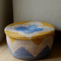 Medium opbergmand met geel/blauw kleurpatroon.