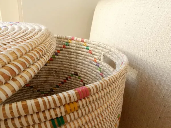 White basket with colored and angular wave pattern - Image 5