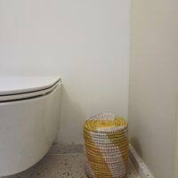 Medium vuilnisbakmandje met spiraalvormig geel/wit patroon