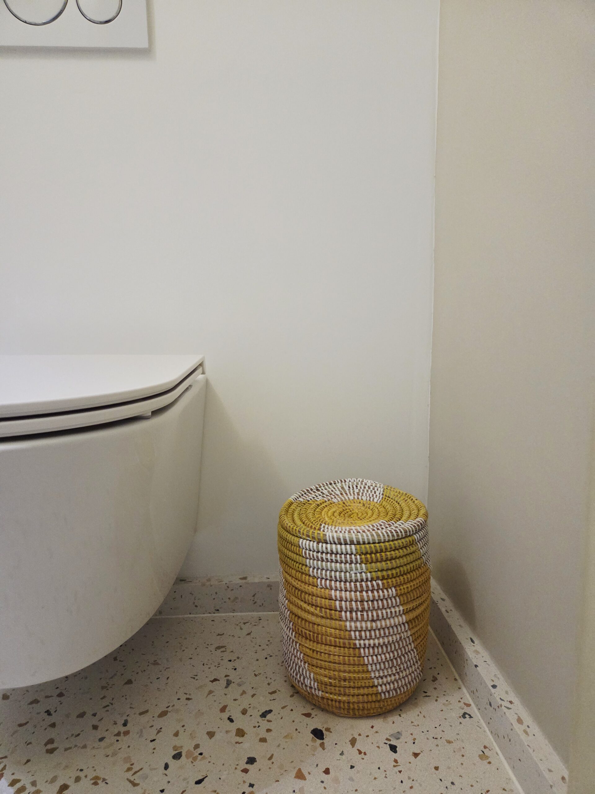 3_10_1 Medium bin basket with spiral yellow/white pattern - Image 1