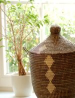 Medium opbergmand met zwart/bruine kleur en ruitvormig patroon
