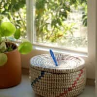 Rond mandje met roze/blauw accent