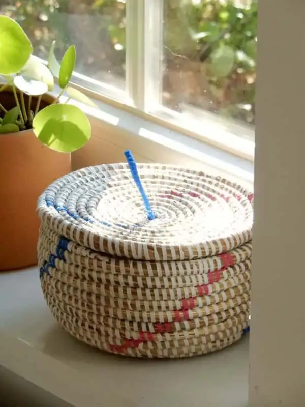 Rond mandje met roze/blauw accent - Afbeelding 2