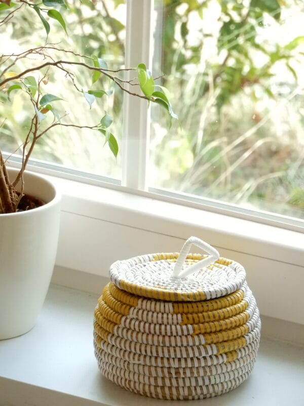 Decoratief geel/wit mandje - Afbeelding 2