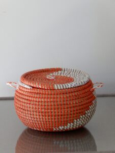 Ovalen mandje in oranje-wit