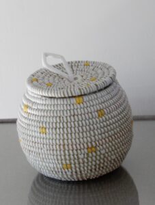 Wit mandje met geel stippatroon - Afbeelding 2