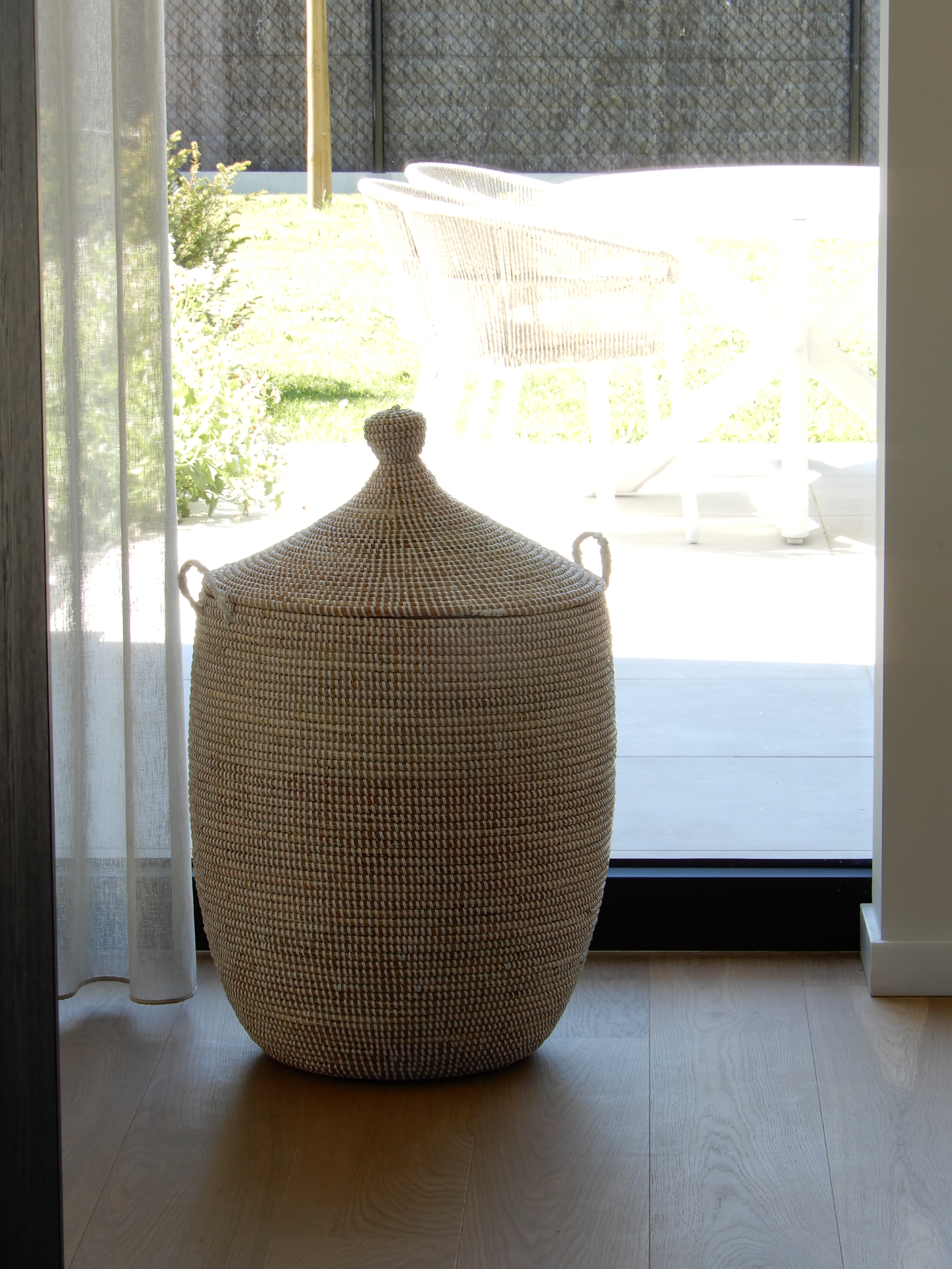 Hoge witte mand met puntig deksel