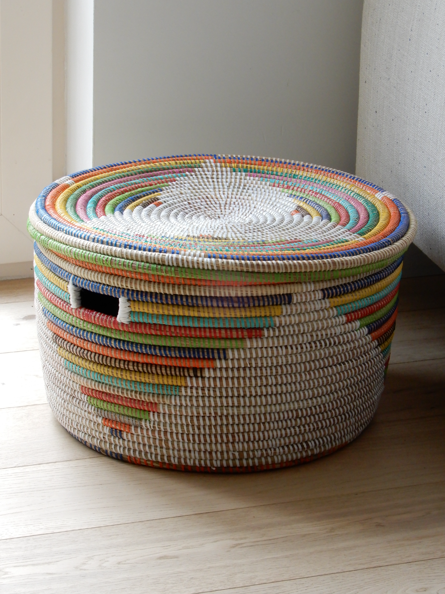 Kleurrijke ronde mand
