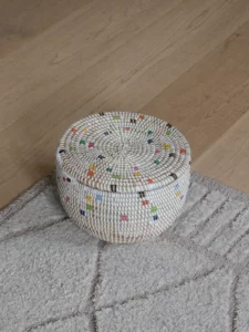 Rond mandje met kleuraccenten