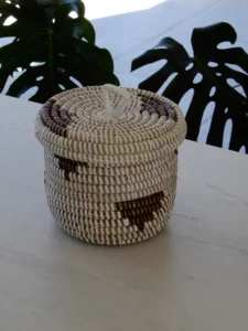 Rond mandje in aardse tint
