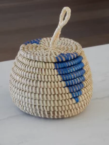 Beige basket set with blue accents - Image 2