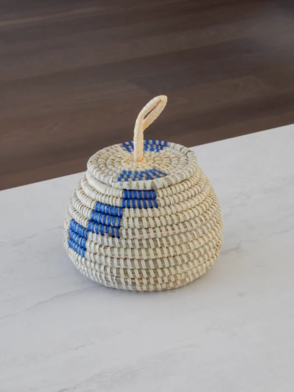 Beige basket set with blue accents - Image 3