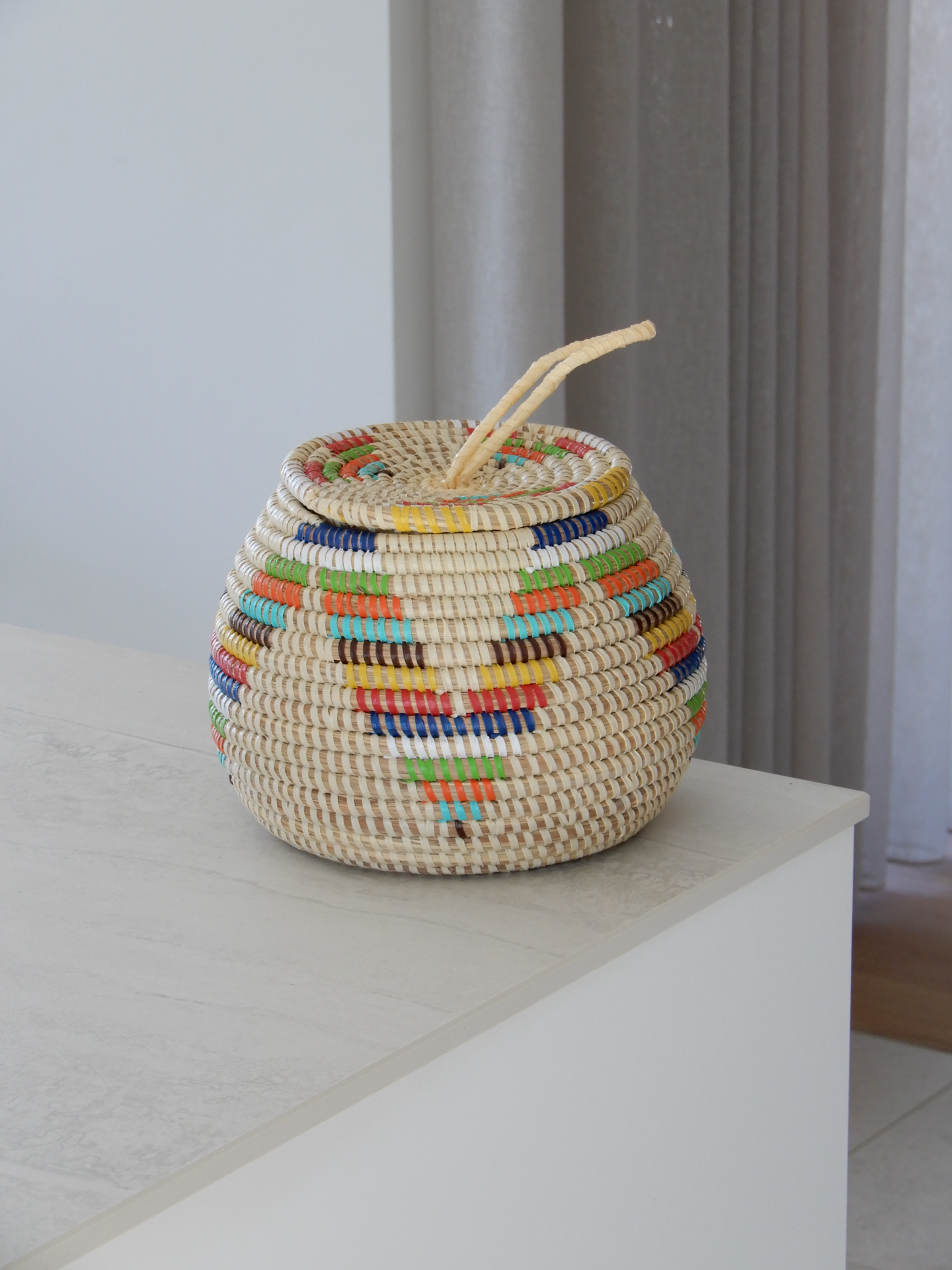 Mandje met gekleurd zigzag patroon